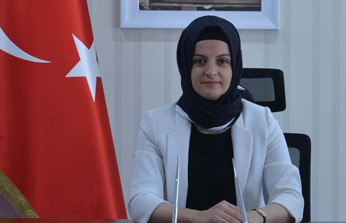 BEYKOZ’UN KADIN KAYMAKAMI ESENGÜL KORKMAZ ÇİÇEKLİ BEĞENİ  TOPLUYOR