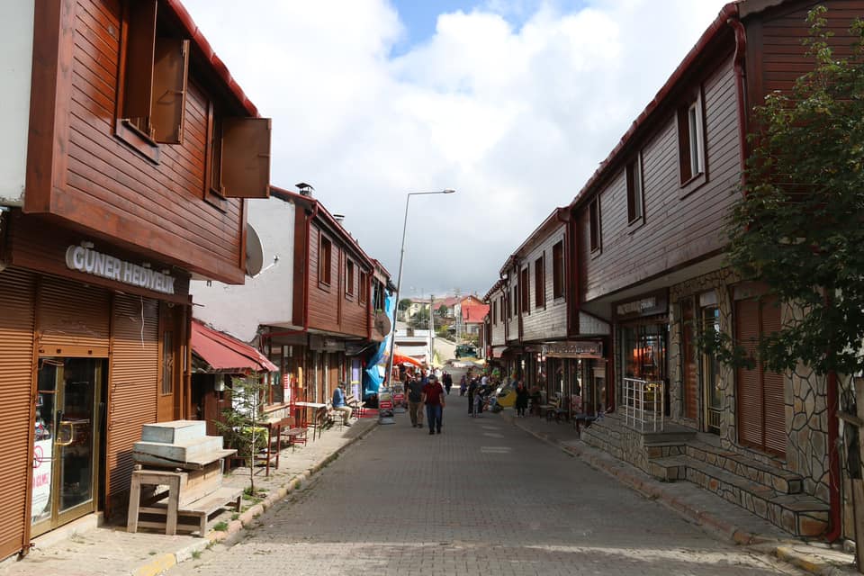 ÇAMBAŞI YAYLASINDA  BİNA CEPHELERİ AHŞAP KAPLANDI