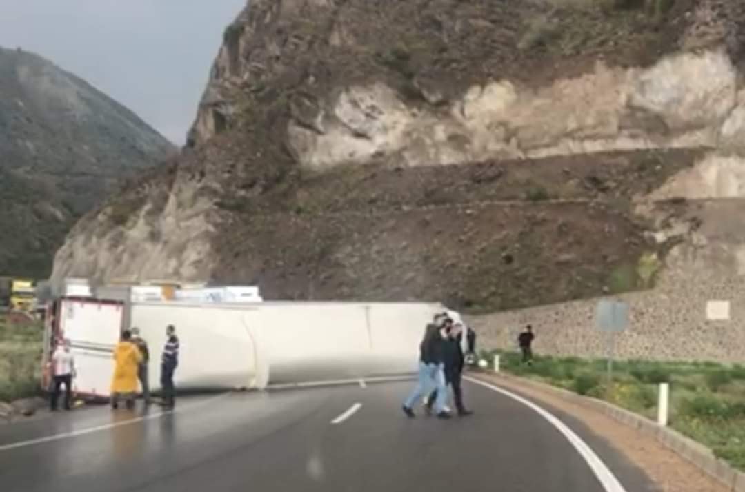 KOYULHİSAR'DA TIR DEVRİLDİ