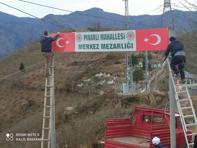 PINARLI KÖYÜ MEZARLIĞINA DUVAR VE TABELA YAPILDI