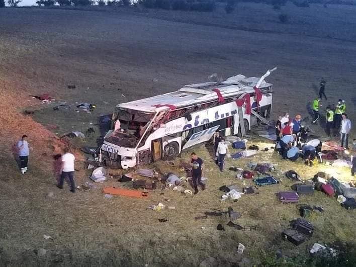 OTOBÜS KAZASI: 15 ÖLÜ 17 YARALI