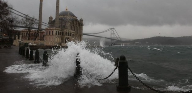İSTANBUL’DA KUVVETLİ LODOS ETKİLİ OLUYOR