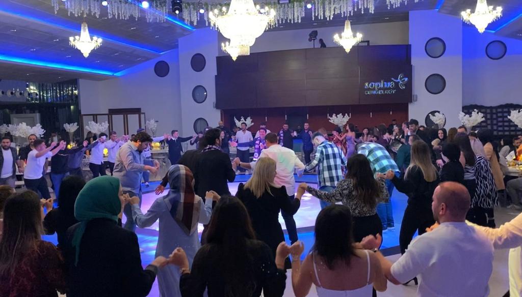 DERNEKLER GENÇLERİ GETİREMEZKEN BAYIRKÖYLÜLER SALONA SIĞMADI