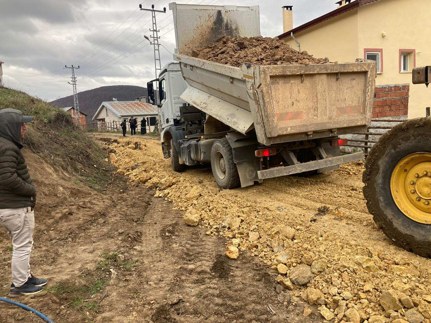 MAHMUDİYE KÖYÜ ARA SOKAKLARINDA YOL ÇALIŞMASI YAPILDI