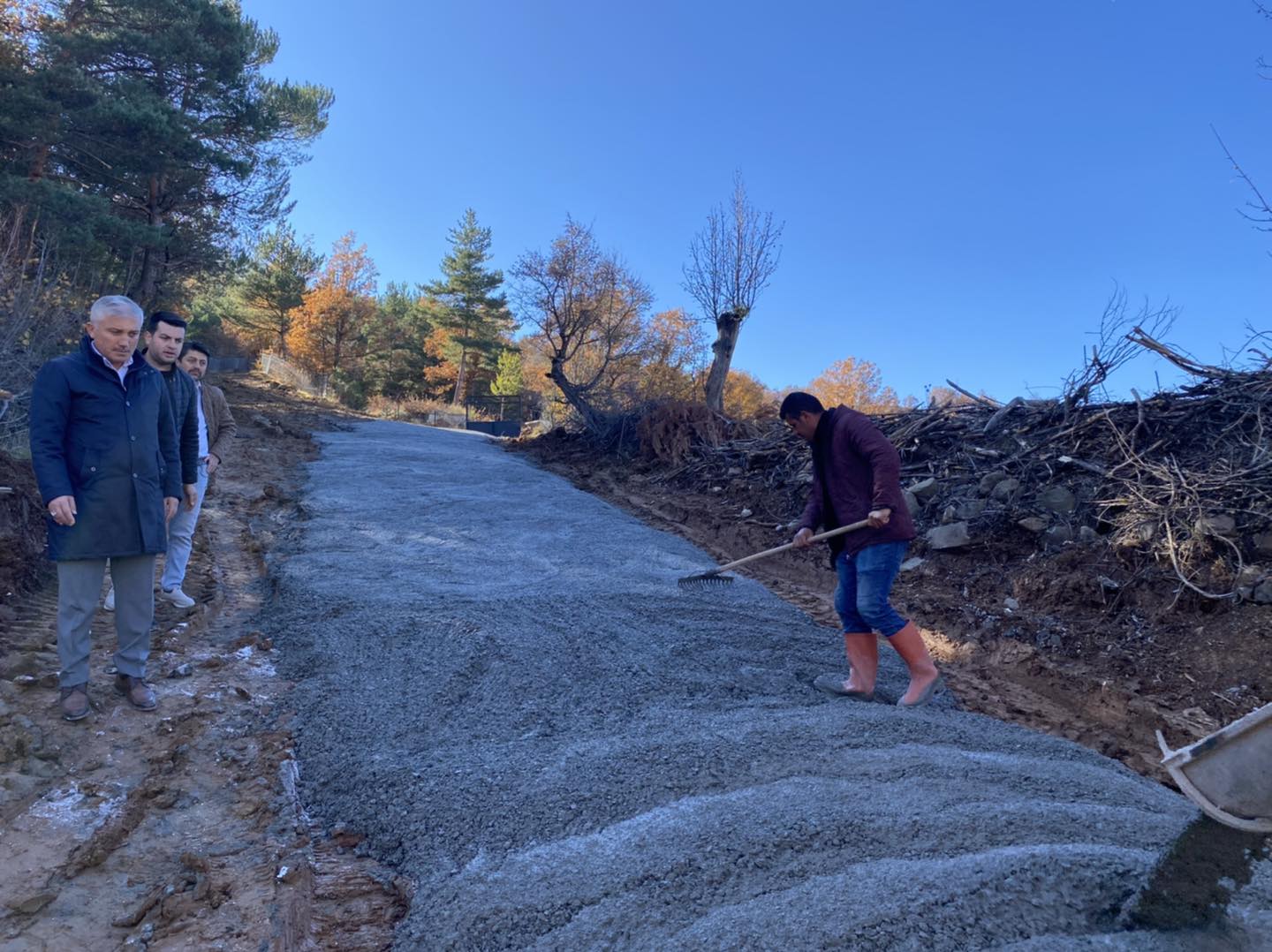 GÜVENLİ KÖYÜ MEZARLIK YOLU BETONLA KAPLANDI