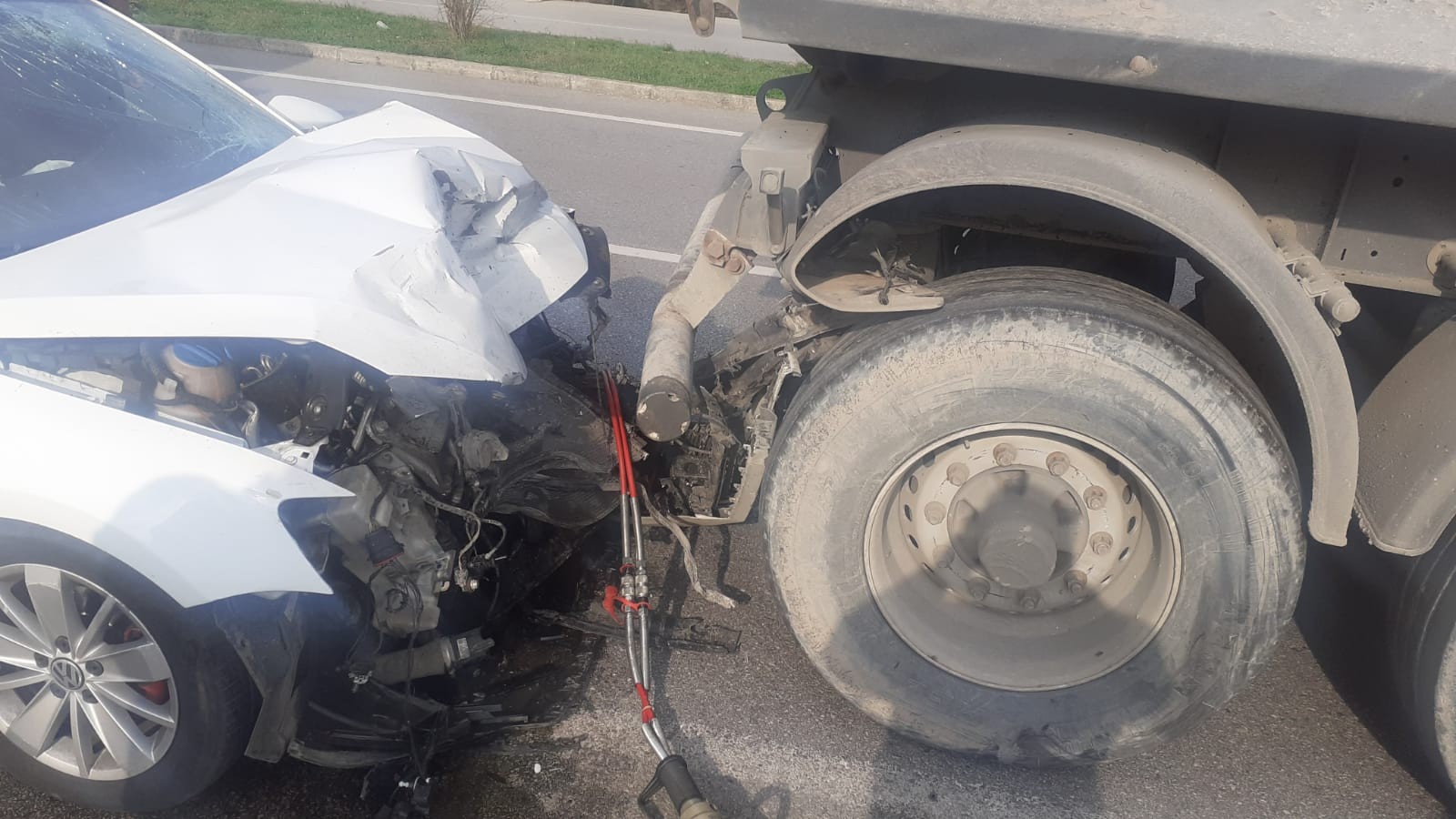 TERME'DE OTOMOBİL TIRA ÇARPTI: 1 ÖLÜ