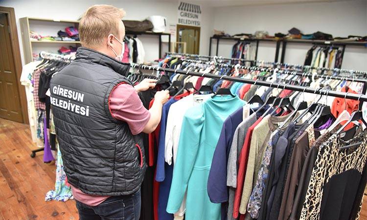 GİRESUN BELEDİYESİ'NDEN İHTİYAÇ SAHİPLERİNE PARA VE İHTİYAÇ MADDESİ YARDIMI