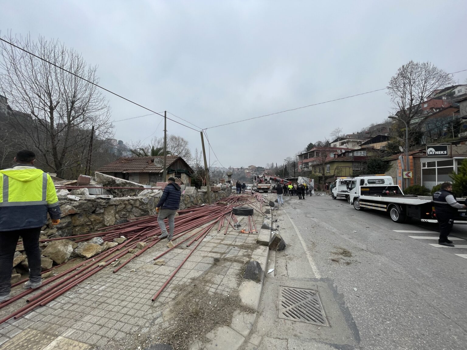 BEYKOZ'DA TIR DEVRİLDİ: 2 YARALI
