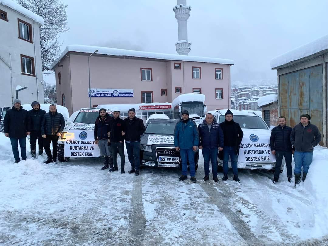 GÖLKÖY BELEDİYESİ VE OFFROAD KULÜBÜ DEPREME YARDIM GÖNDERDİ