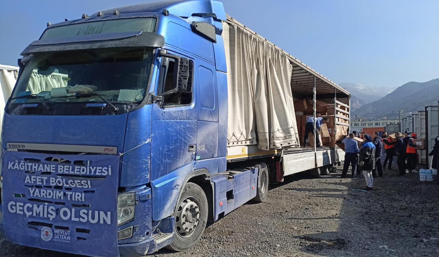 KÂĞITHANE BELEDİYESİ AFET BÖLGESİNE 60 TIR YARDIM GÖNDERDİ