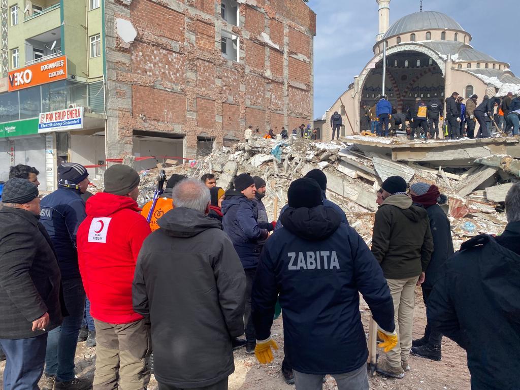 MESUDİYE BELEDİYESİ DEPREMZEDELERE ARALIKSIZ YARDIMINI SÜRDÜRÜYOR