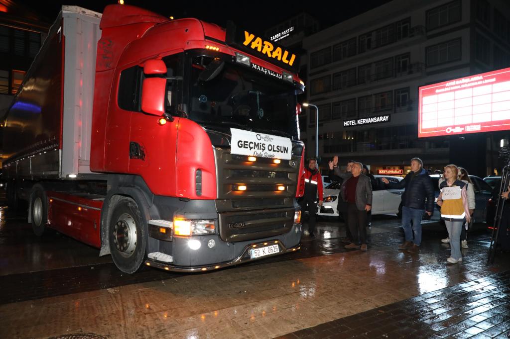 ORDU'NUN 19 İLÇESİYLE DEPREM YARALARINI SARMAK İÇİN BAŞLATTIĞI YARDIM SEFERBERLİĞİ DEVAM EDİYOR