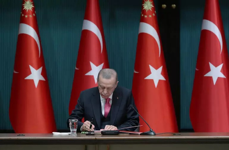 Cumhurbaşkanı Erdoğan, seçim kararını imzaladı Cumhurbaşkanı Erdoğan, seçim kararını imzaladı