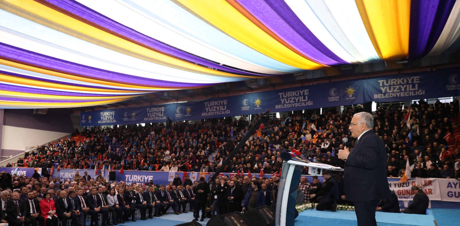 AK PARTİ ADAYLARINI GÖVDE GÖSTERİSİYLE TANITTI AK PARTİ ADAYLARINI GÖVDE GÖSTERİSİYLE TANITTI
