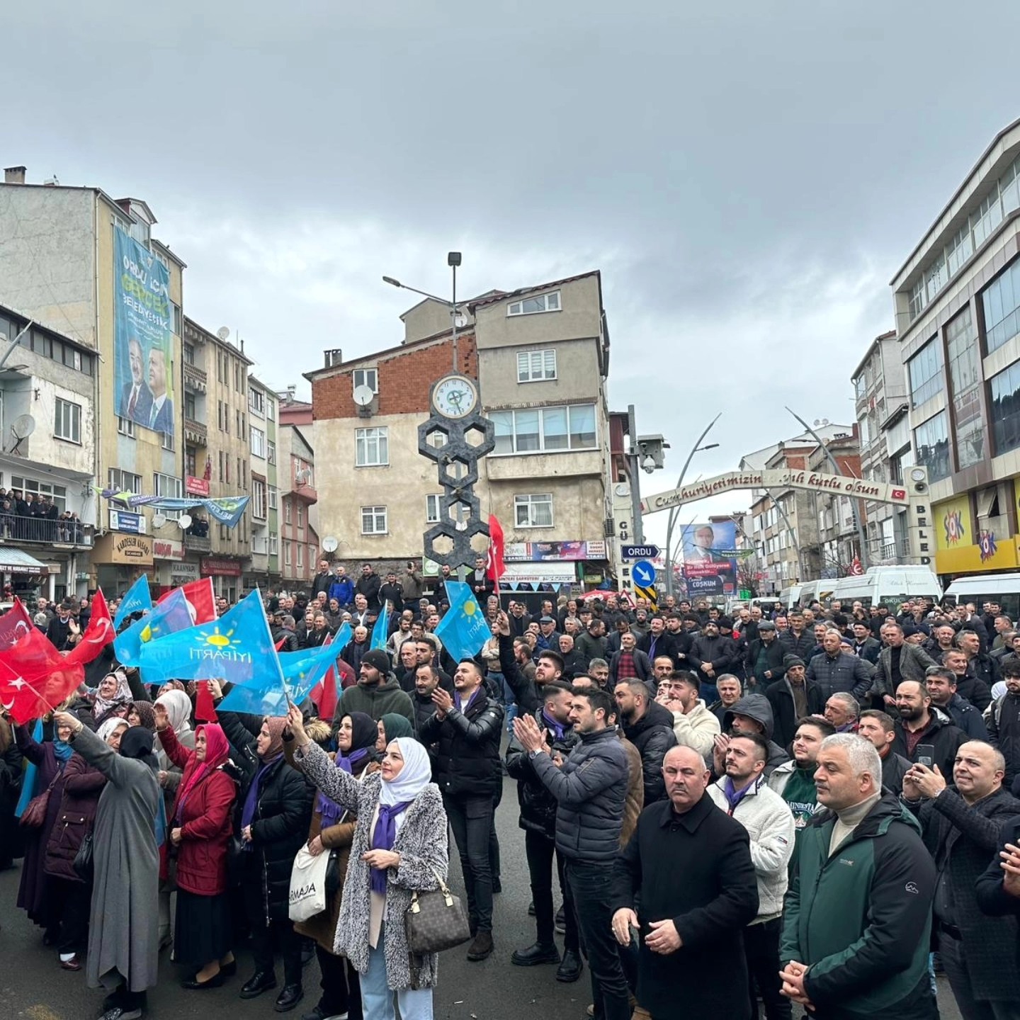 ENVER YILMAZ GÜRGENTEPE'DE SALONA SIĞMAYINCA MİTİNG YAPTI