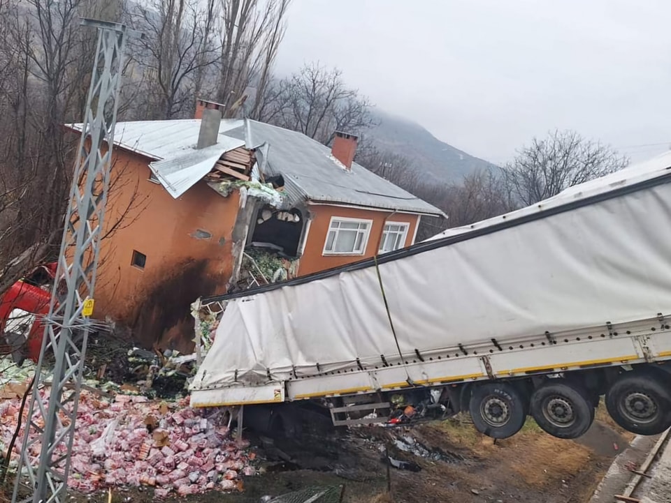KOYULHİSAR'DA TIR EVİN ÜSTÜNE ÇIKTI