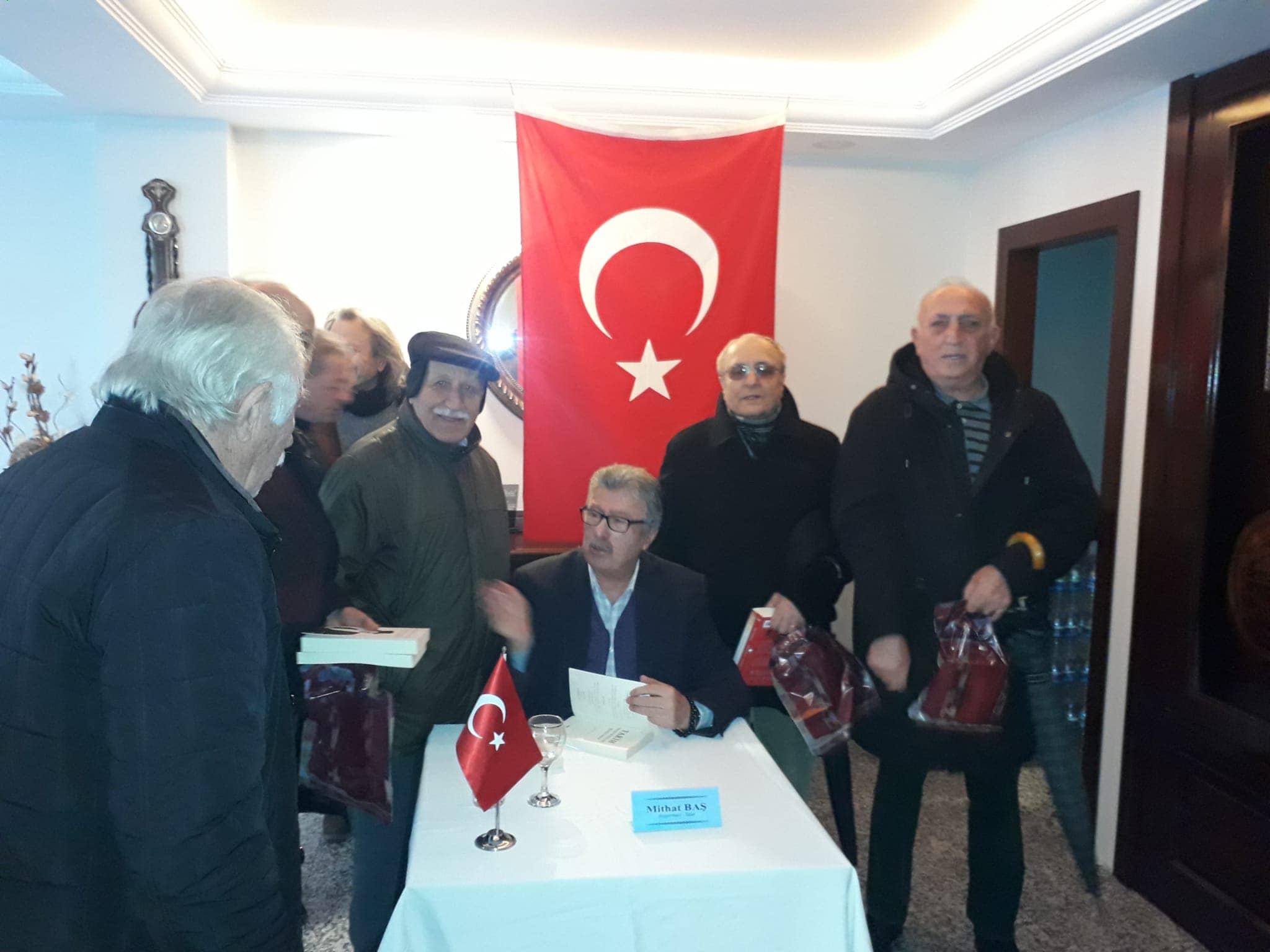 MİTHAT BAŞ, ATATÜRK ADLI KİTABINI İMZALADI