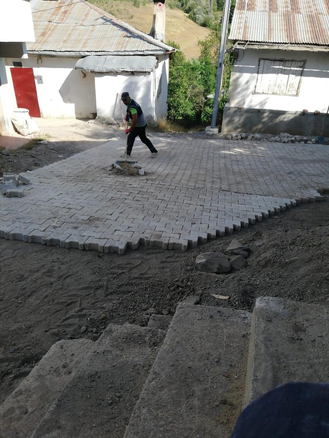 Bayraklı Köyü’nde parke taşı çalışması Bayraklı Köyü’nde parke taşı çalışması