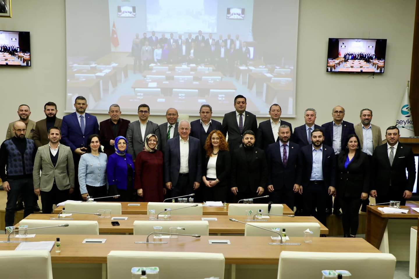 Başkan Alaattin Köseler’den Anlamlı Kutlama: Kadın Meclis Üyelerine Çiçek Takdimi