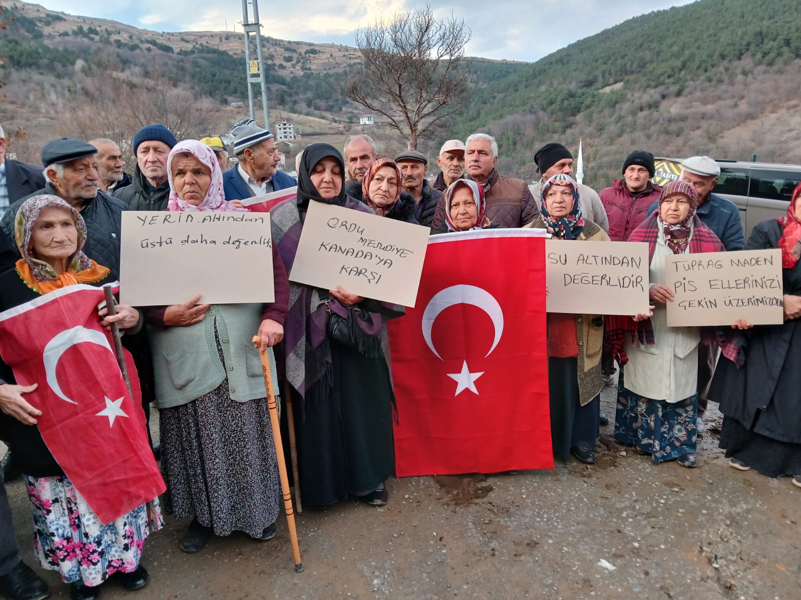 DEREBAŞI, BİREBİR, ERİK, KUYUCAK KÖYLÜLERİ SİYANURLA MADEN ÇIKARILMASINA HAYIR DEDİ DEREBAŞI, BİREBİR, ERİK, KUYUCAK KÖYLÜLERİ SİYANURLA MADEN ÇIKARILMASINA HAYIR DEDİ