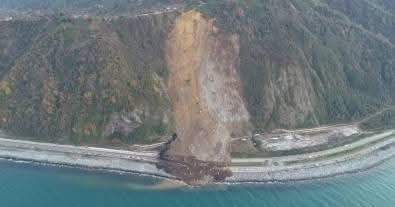 Karadeniz Sahil Yolu'nda 100 Bin Ton Toprak Denize Kaydı Karadeniz Sahil Yolu'nda 100 Bin Ton Toprak Denize Kaydı