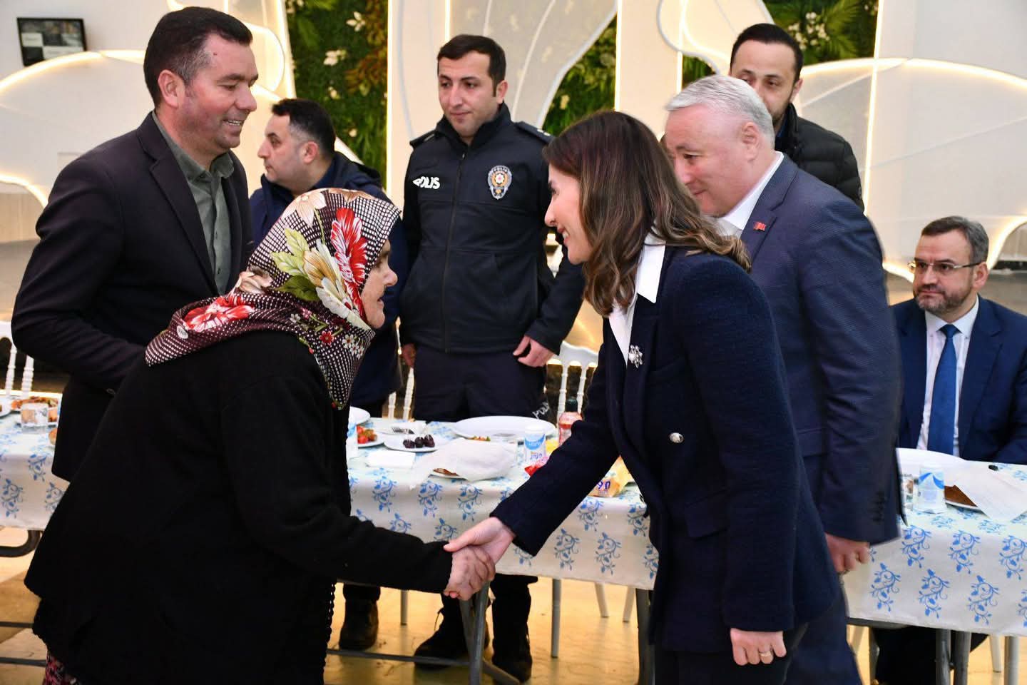 Gölköy Kaymakamı ve Belediye Başkanından Şehit Ailelerine İftar Gölköy Kaymakamı ve Belediye Başkanından Şehit Ailelerine İftar