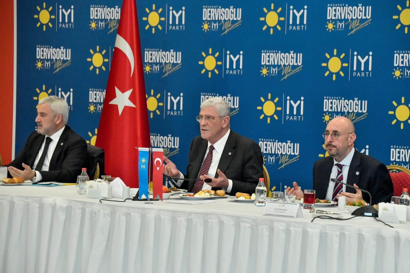 İYİ PARTİ MERKEZ YÖNETİMİ İFTARDA BULUŞTU İYİ PARTİ MERKEZ YÖNETİMİ İFTARDA BULUŞTU