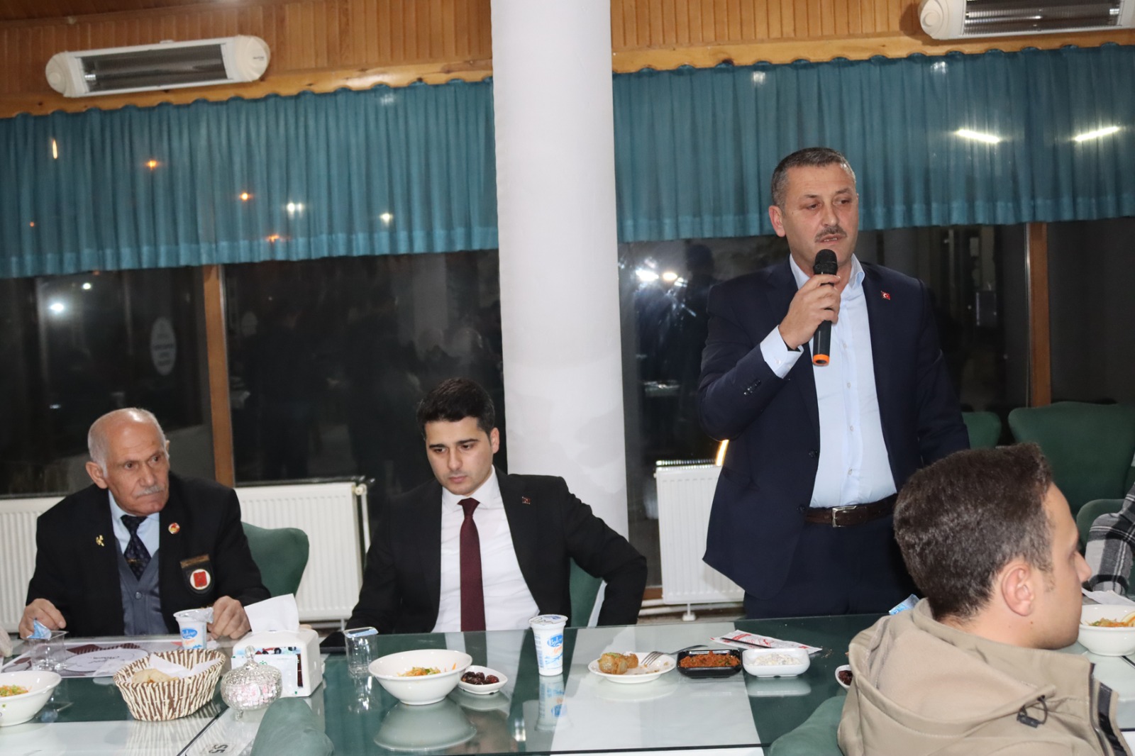 Mesudiye Belediye Başkanı Cengiz Koçyiğit ve Mesudiye Kaymakamı Hüseyin Ensar Altun, Şehit aileleri ve Gazilere iftar yemeği verdiler. Mesudiye Belediye Başkanı Cengiz Koçyiğit ve Mesudiye Kaymakamı Hüseyin Ensar Altun, Şehit aileleri ve Gazilere iftar yemeği verdiler.