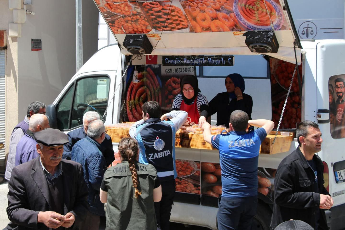 ŞEHİTLER İÇİN LOKMA DAĞITILDI ŞEHİTLER İÇİN LOKMA DAĞITILDI