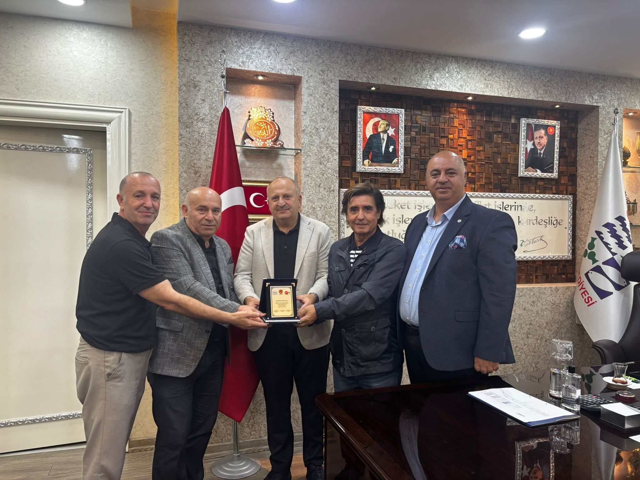 3 BASIN ÖRGÜTÜNDEN ÜNYE BELEDİYE BAŞKANI HÜSEYİN TAVLI'YA ÖDÜL 3 BASIN ÖRGÜTÜNDEN ÜNYE BELEDİYE BAŞKANI HÜSEYİN TAVLI'YA ÖDÜL