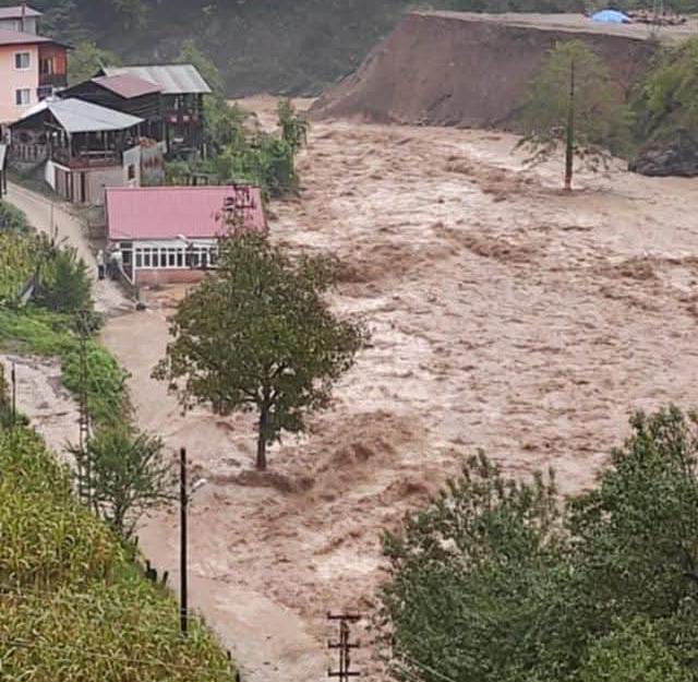 RİZE'DE SELDEN KÖYLER TAHLİYE EDİLDİ