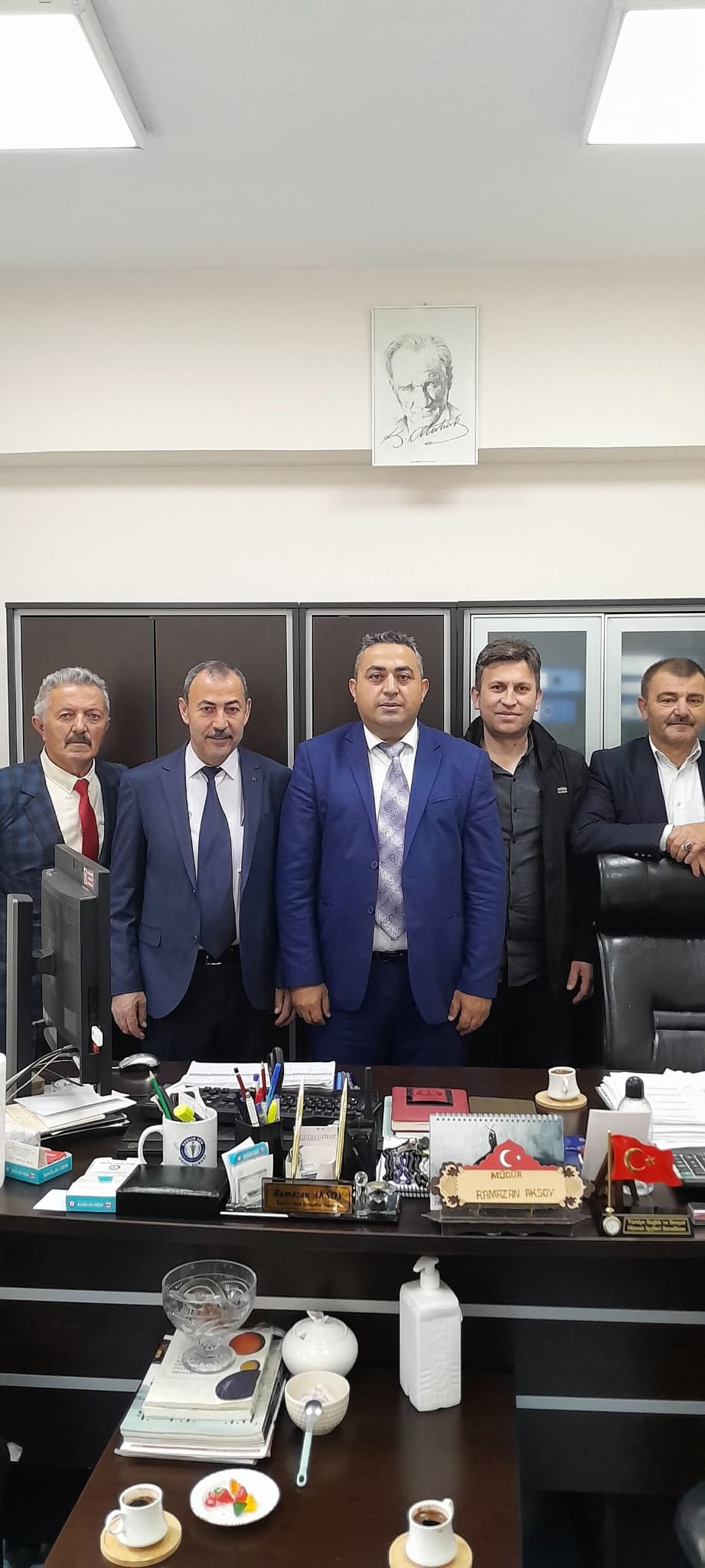 MHP ESNAFLARI ZİYARET EDEREK TÜRK BAYRAĞI DAĞITTI