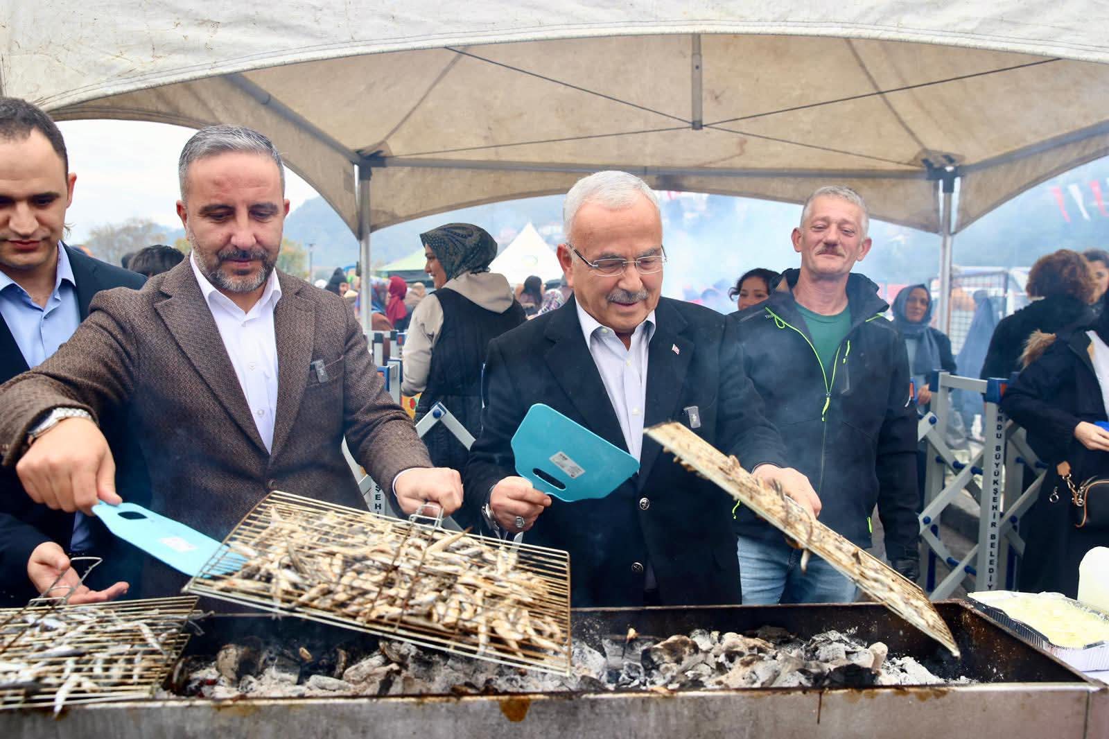 PERŞEMBE 6.HAMSİ FESTİVALİ HAYRAN BIRAKTI PERŞEMBE 6.HAMSİ FESTİVALİ HAYRAN BIRAKTI