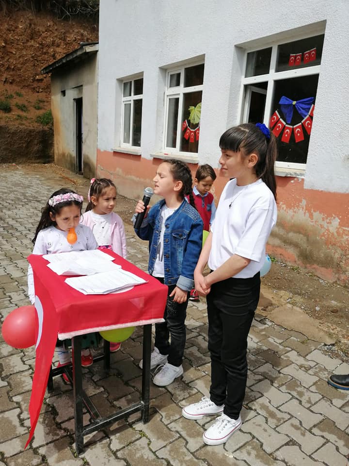 Köy ilkokulunda 23 Nisan Bayramı kutlaması