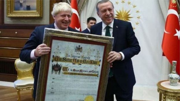 Cumhurbaşkanı Erdoğan Johnson'a Manchester Belediye Başkanı Robert Neil'in Sultan Abdülaziz'e mektubunun replikasını hediye etti.